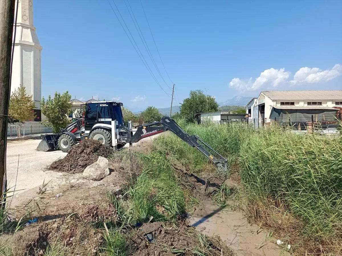 Antalya'da Sivrisinek Üremesini Önlemek İçin Temizlik ve İlaçlama Çalışması