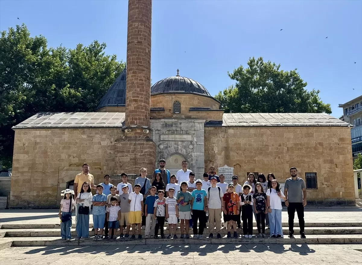 Kırşehir'de Çocuklar Tarihi ve Kültürel Mekanları Geziyor