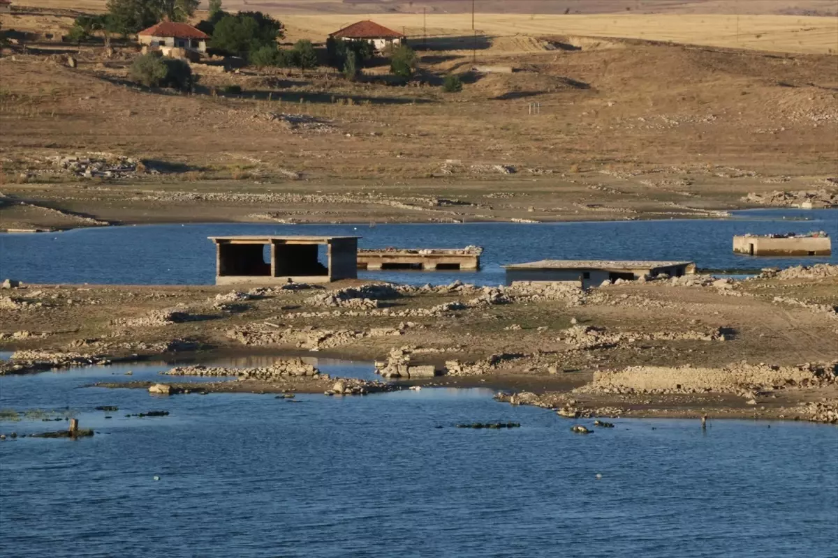 Esenli Köyü'nde Kuraklık Eski Yerleşim Alanlarını Ortaya Çıkardı