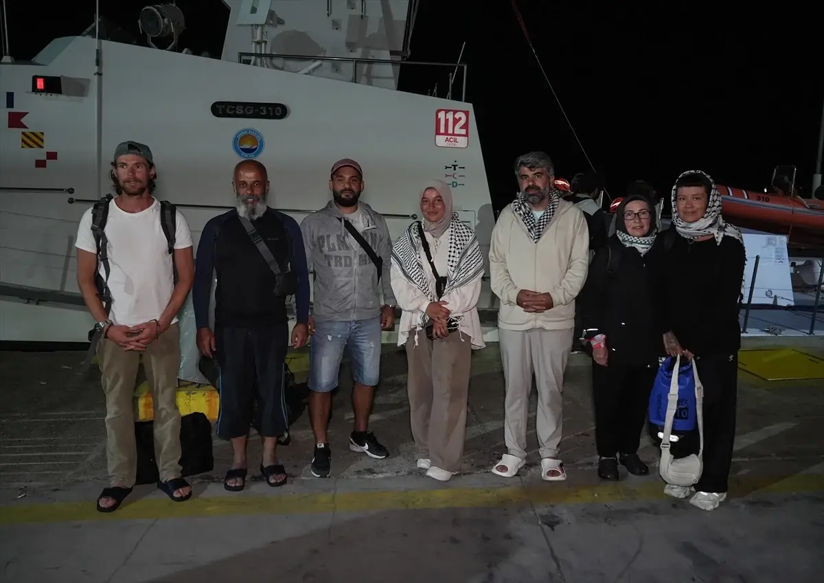 Küresel Sumud Filosu'nda arızalanan teknedeki 7 aktivist TCG Gediz fırkateyniyle tahliye edildi