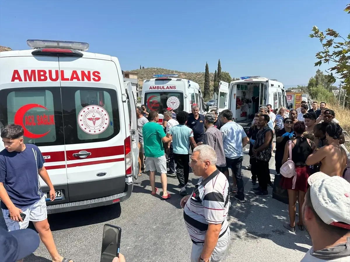 Kuşadası'nda turistleri taşıyan minibüs devrildi: 7 yaralı