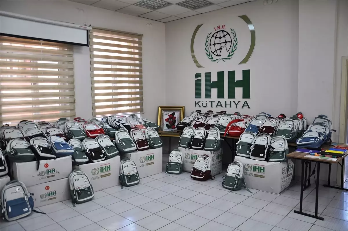 İHH Kütahya'dan 200 Öğrenciye Kırtasiye Desteği