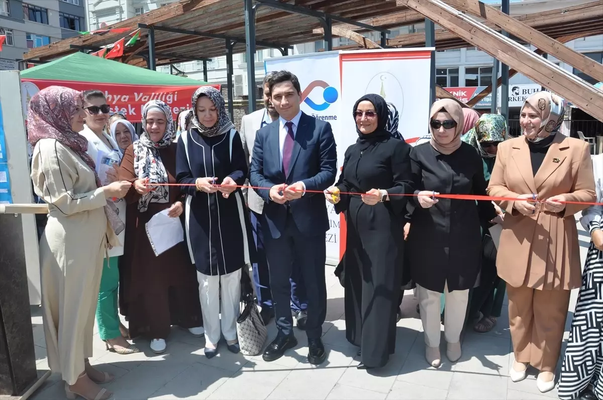 Kütahya'da Aile Destek Merkezi Kursiyerlerinin Sergisi Açıldı