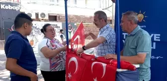 Kütahya'da AK Parti Merkez İlçe Başkanlığı vatandaşlara Türk bayrağı hediye etti