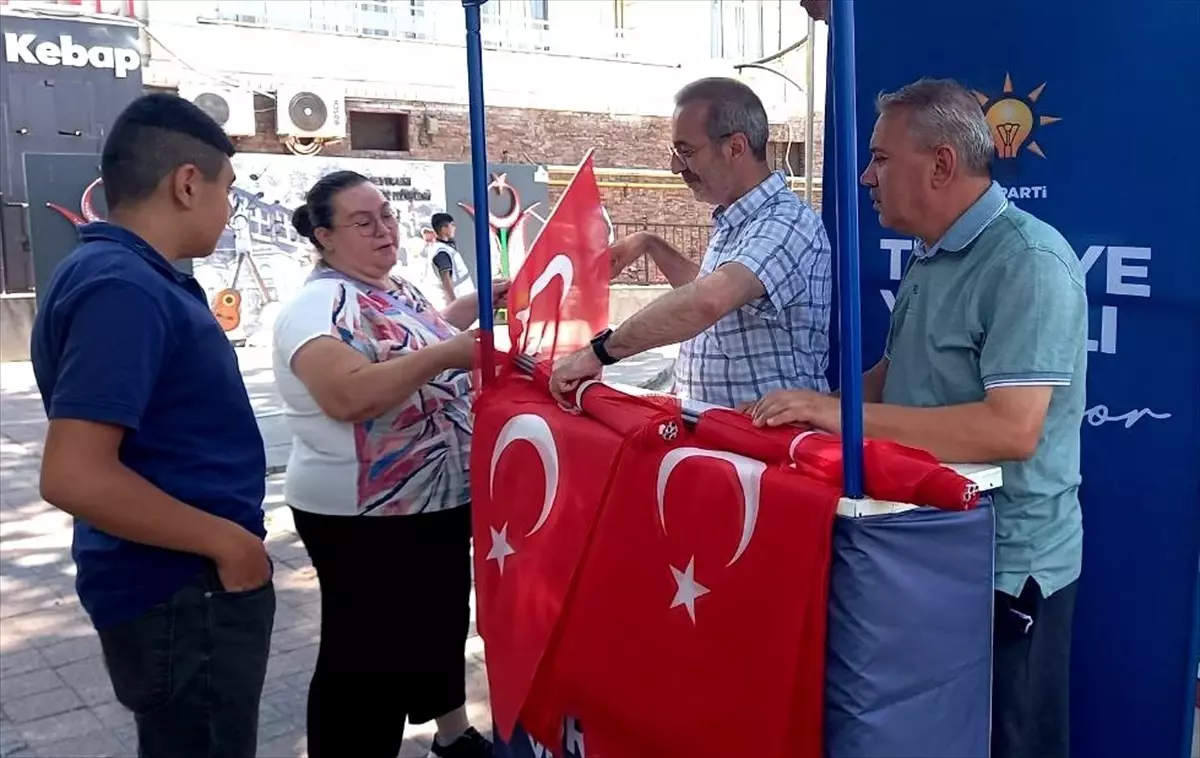 Kütahya'da AK Parti Merkez İlçe Başkanlığı vatandaşlara Türk bayrağı hediye etti