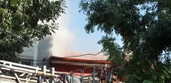 Kütahya'da İki Katlı Binanın Çatısında Yangın Çıktı