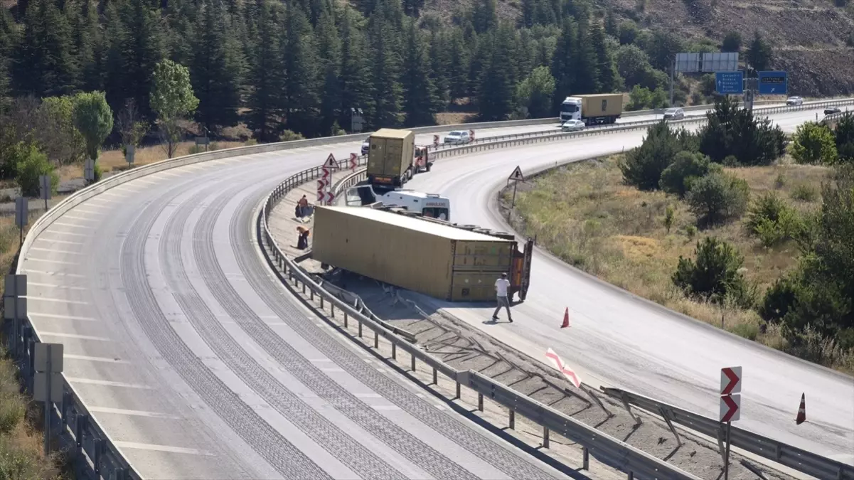 Kütahya'da Devrilen Tırda Sürücü Yaralandı
