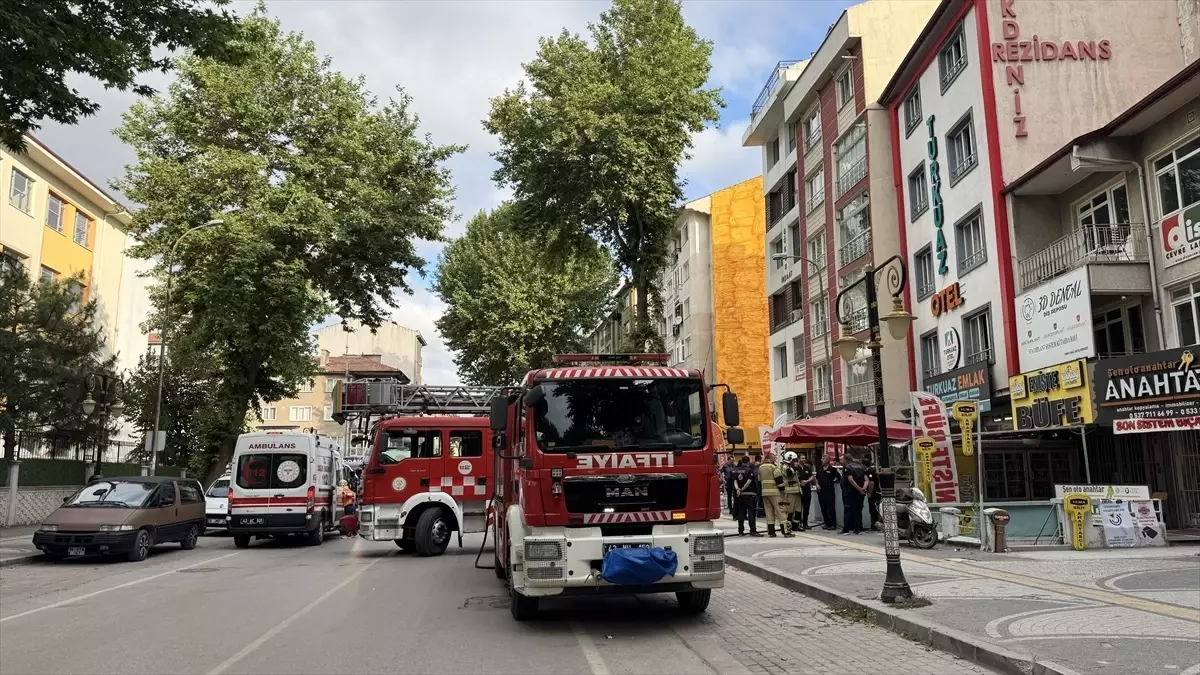 Kütahya'da Otelde Yangın: 10 Kişi Dumandan Etkilendi