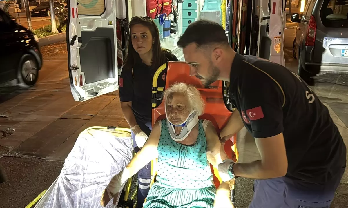 Kütahya'da Yaşlı Kadın Düşüp Yaralandı, Komşuları Kurtardı