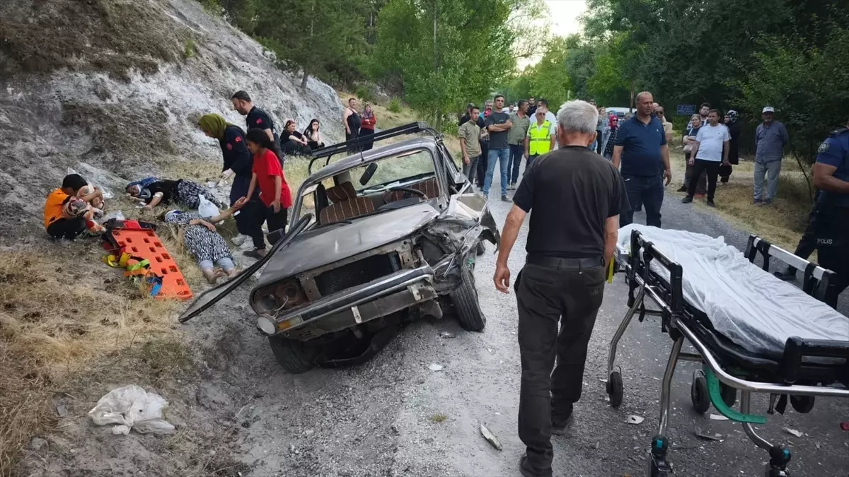 Kütahya'da İki Otomobil Çarpıştı: 5 Yaralı