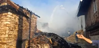 Kütahya'da Köyde Çıkan Yangında İki Ev ve Dört Samanlık Yandı