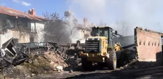 Tavşanlı'da Otomobil Yangını 3 Evi Küle Çevirdi