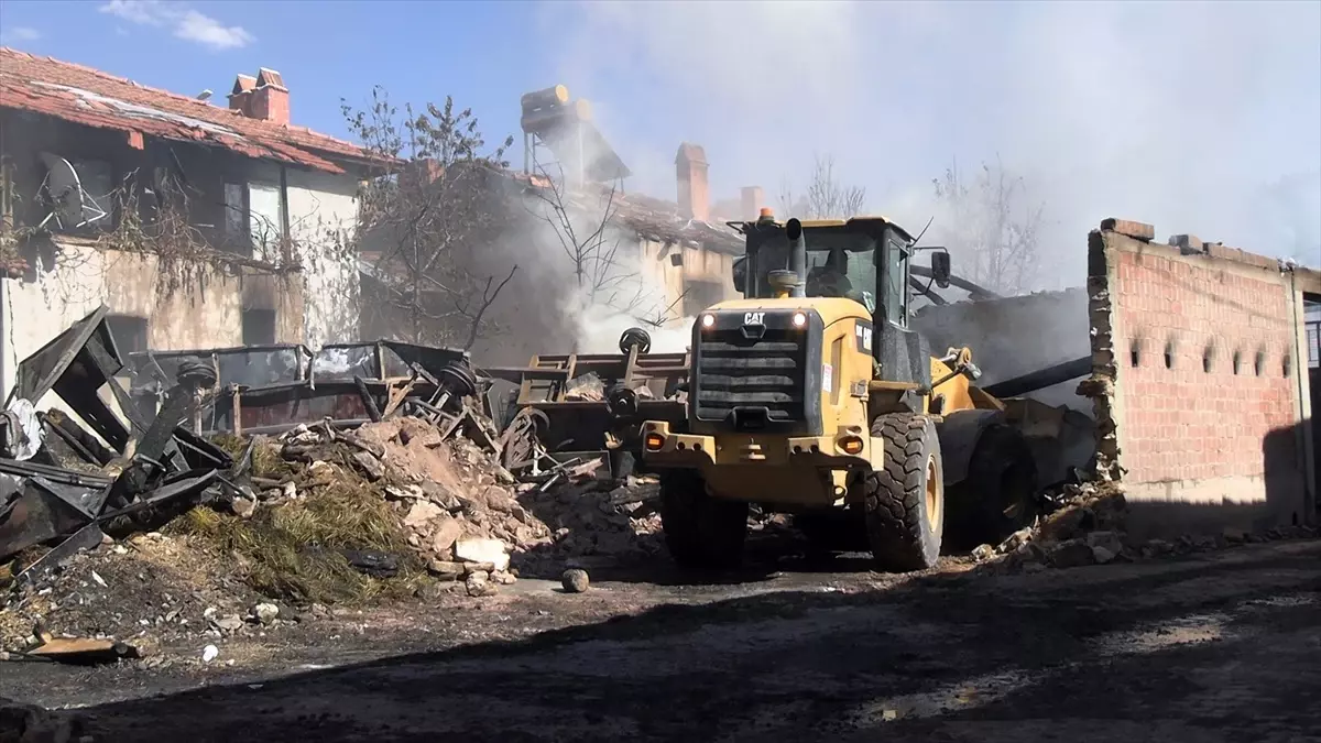 Tavşanlı'da Otomobil Yangını 3 Evi Küle Çevirdi
