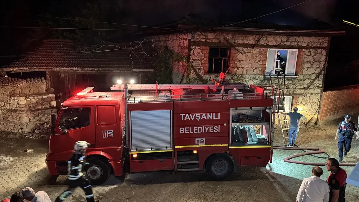 Kütahya'da Yangın: 4 Ev Kullanılamaz Hale Geldi