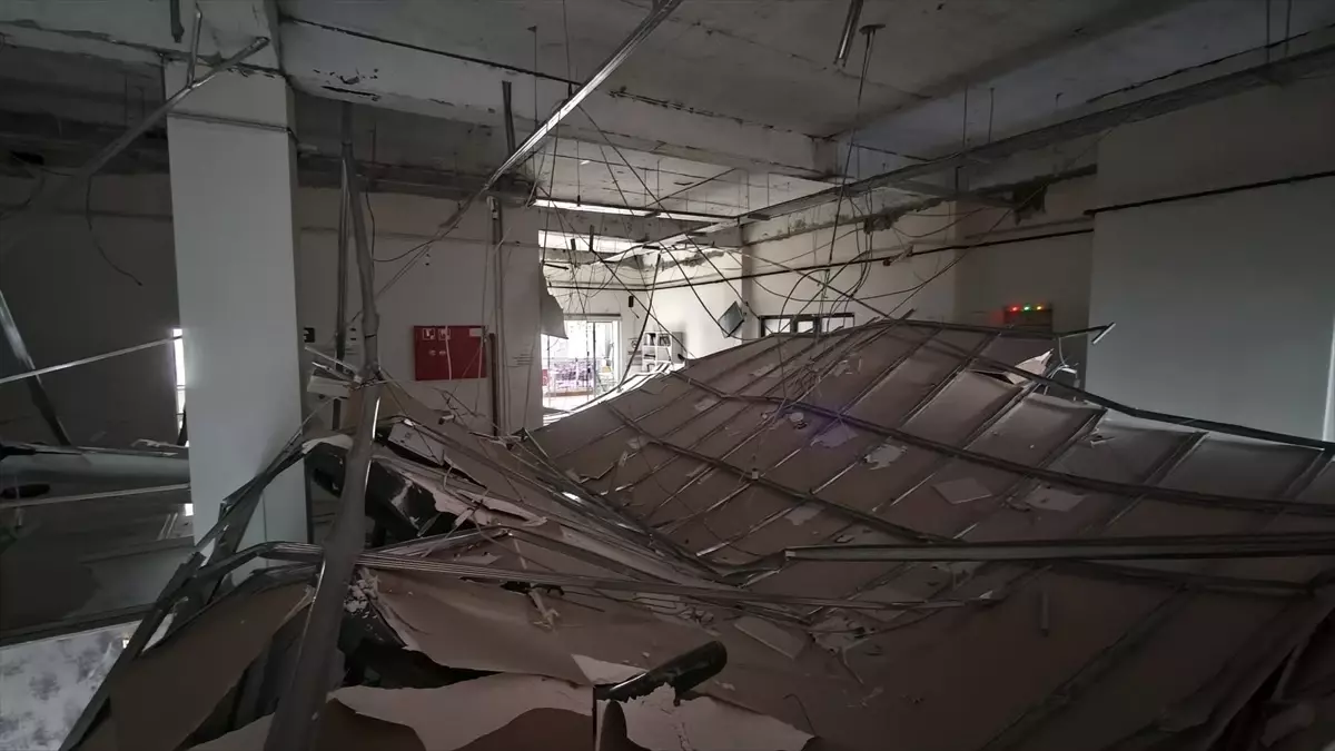 Kütahya'da Lokalin Asma Tavanı Çöktü, İşletmeci Yaralandı