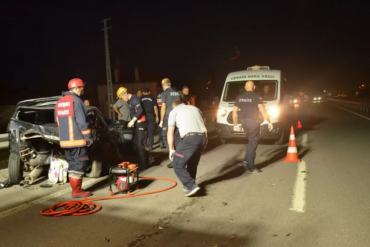 Kütahya'da Minibüs ile Otomobil Çarpıştı: 1 Ölü, 3 Yaralı