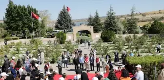 Kütahya'da öğrenciler vakıf hayır şartı kapsamında piknik yapıp şehitliği ziyaret etti