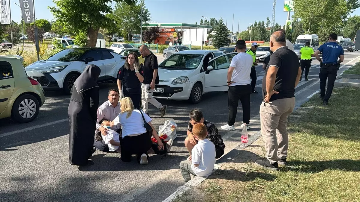 Kütahya'da Yaya Geçidinde Otomobilin Çarptığı İki Kız Kardeş Yaralandı