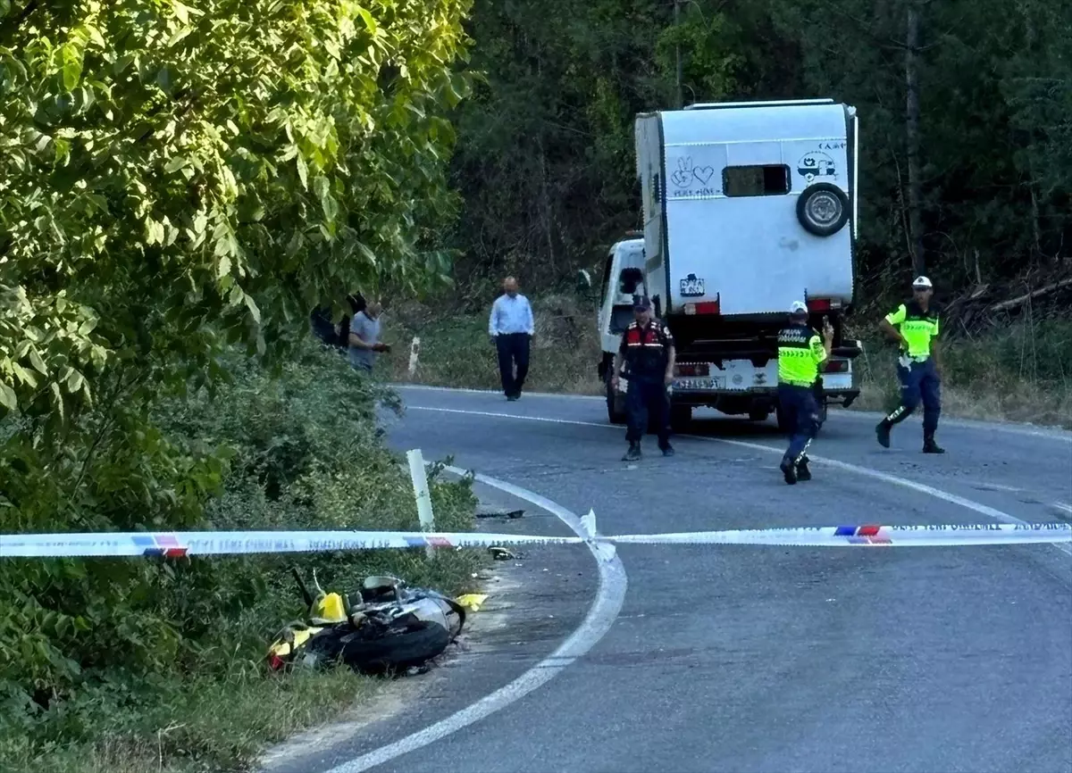 Kütahya'da Motosiklet ile Karavan Çarpıştı, Polis Memuru Hayatını Kaybetti