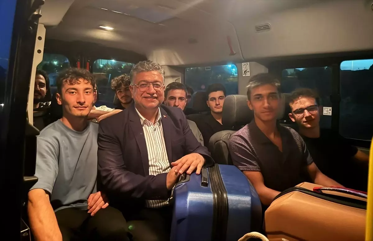 DPÜ Rektörü Öğrencileri Otogarda Karşıladı