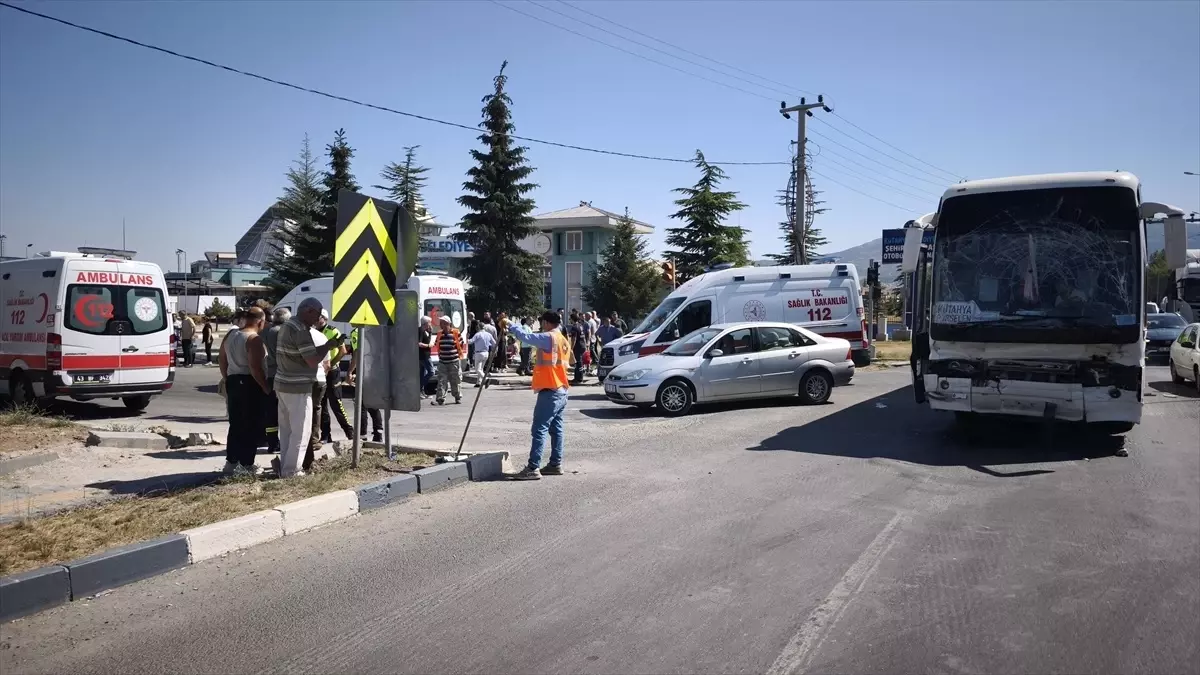 Kütahya'da İşçi Servisi LPG Yüklü Tankere Çarptı: 35 Yaralı