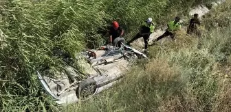 Kütahya'da Su Kanalına Devrilen Otomobilde Anne ve Kızı Kurtarıldı