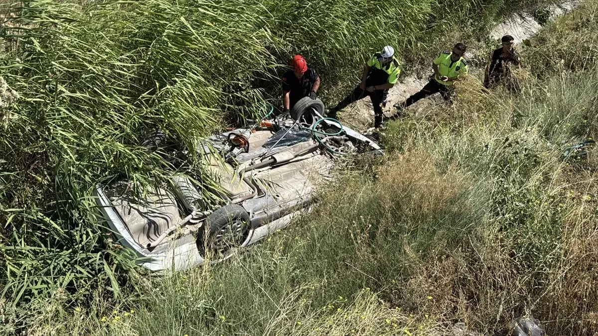 Kütahya'da Su Kanalına Devrilen Otomobilde Anne ve Kızı Kurtarıldı