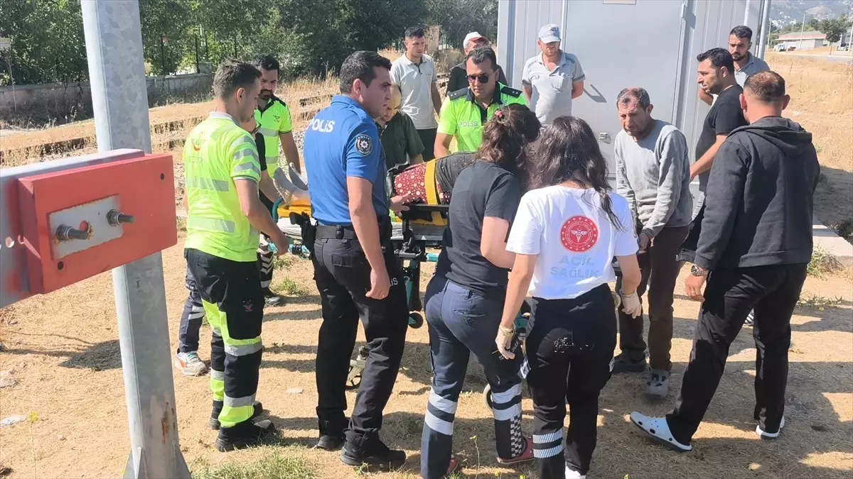 Kütahya'da Tren Kazası: Cep Telefonu ile Konuşurken Çarpan Tren Kadını Yaraladı