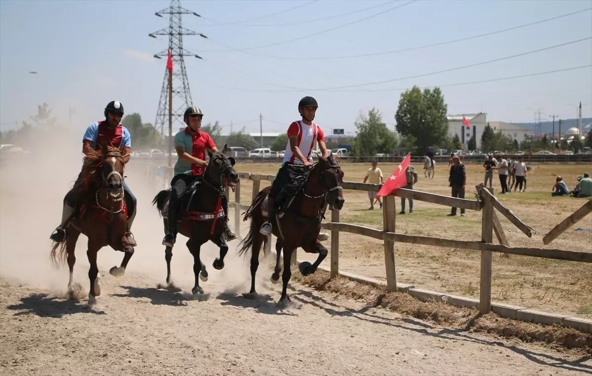 Kütahya'da Geleneksel Rahvan At Yarışları İlgiyle İzlendi