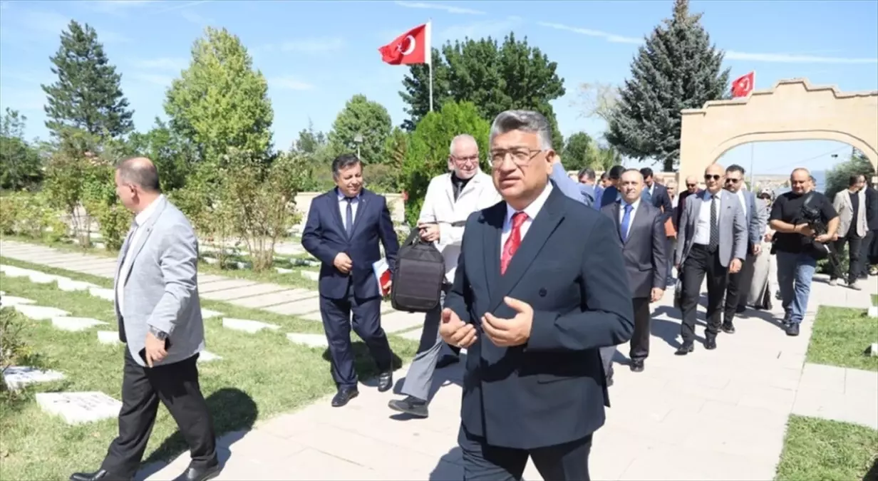 Kütahya Dumlupınar Üniversitesi Senatosu Dumlupınar Şehitliği'nde toplandı