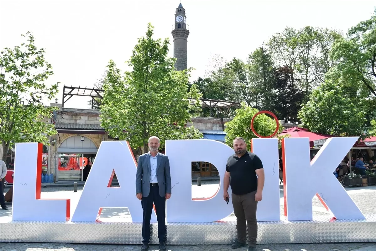 Ladik Belediyesi'nden Cumhuriyet Meydanı'na Yeni Yazı