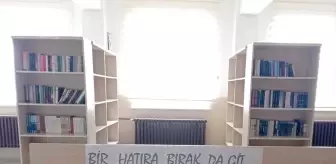 Ladik'te lise son sınıf öğrencilerinden kitap bağışı