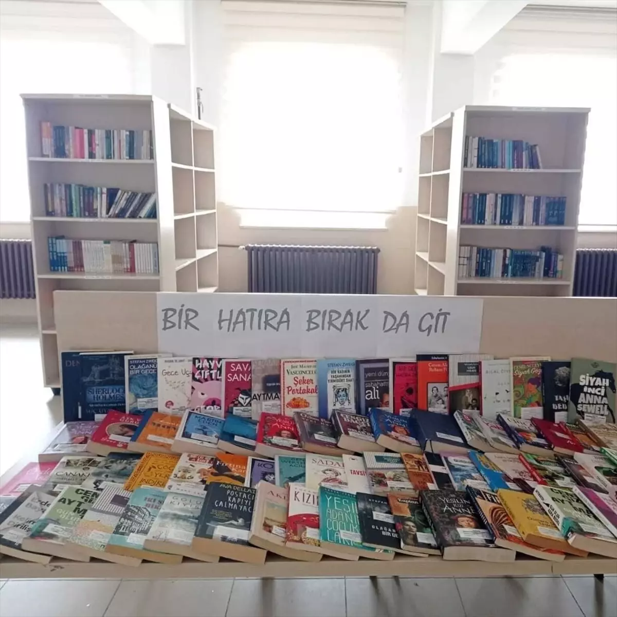 Ladik'te lise son sınıf öğrencilerinden kitap bağışı