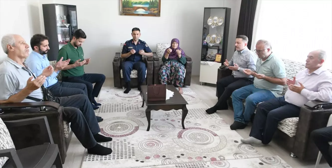 Lapseki'de şehit annesine ziyaret
