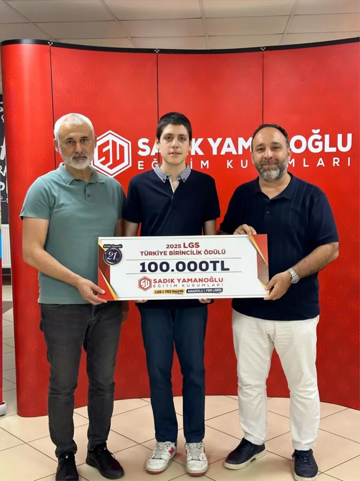 500 Puanla Türkiye Birincisi Olan Öğrenci, Kazandığı Ödülü Yetim Vakfı'na Bağışladı