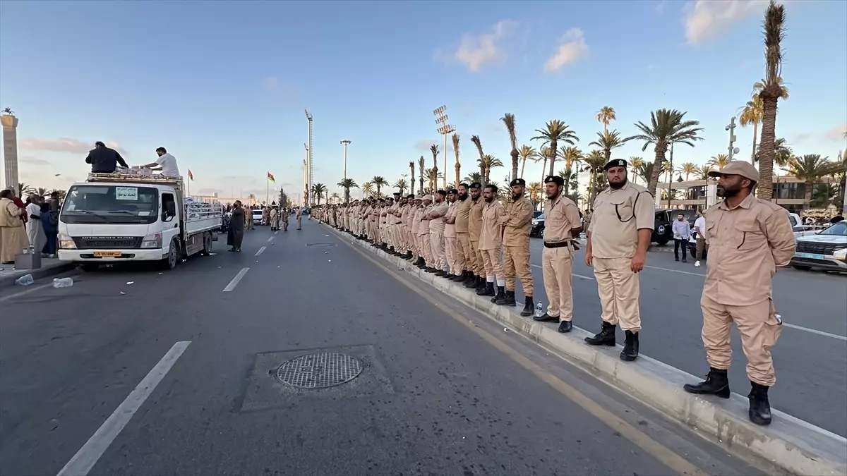 Libya'nın başkenti Trablus'ta çeşitli gruplar hükümet karşıtı gösteri düzenledi