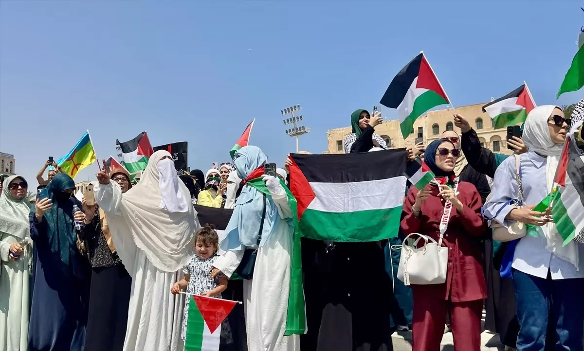 Libyalılar Gazze'ye ilerleyen Mağrib Direniş Konvoyu'nu başkent Trablus'ta coşkuyla karşıladı
