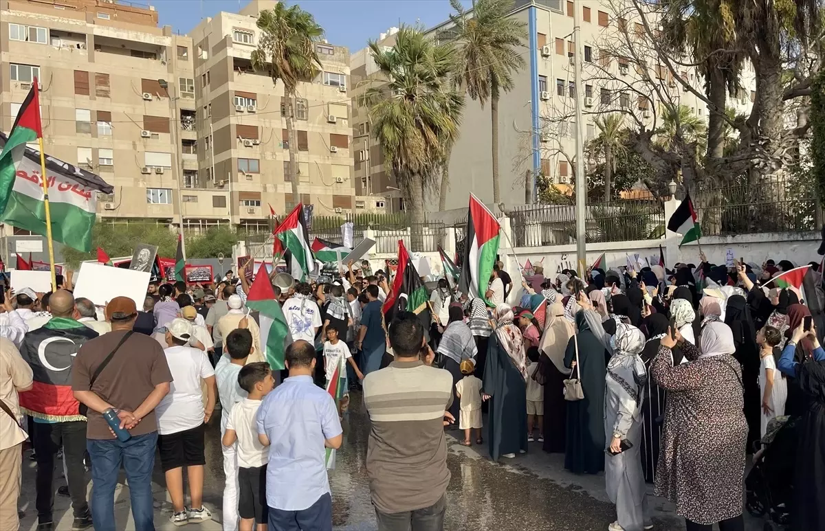 Libyalılar, Gazze'ye Yardım Talebiyle Mısır Büyükelçiliği Önünde Gösteri Düzenledi