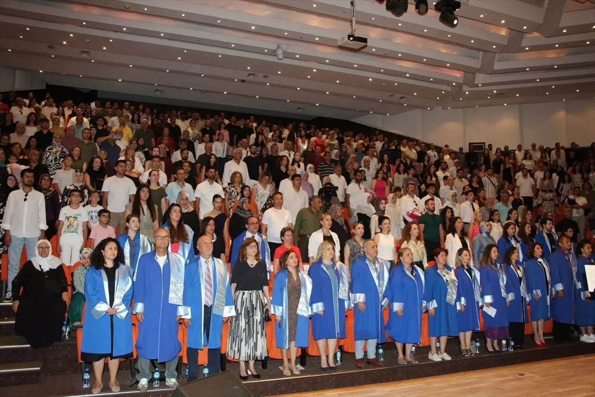 Lösemiyle Mücadele Eden Cansu Solak, Akdeniz Üniversitesi'nden Birincilikle Mezun Oldu