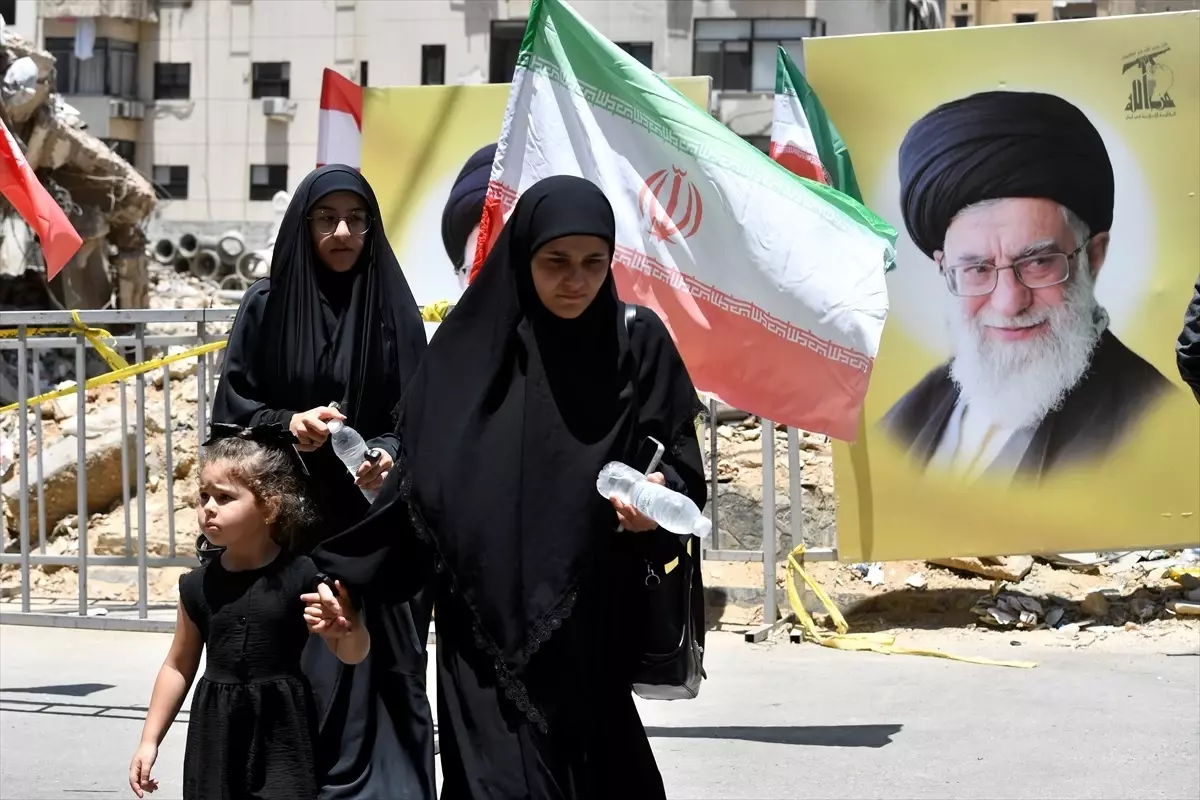 Lübnan'da Hizbullah Destekçileri İran'a Selam Duruşunda