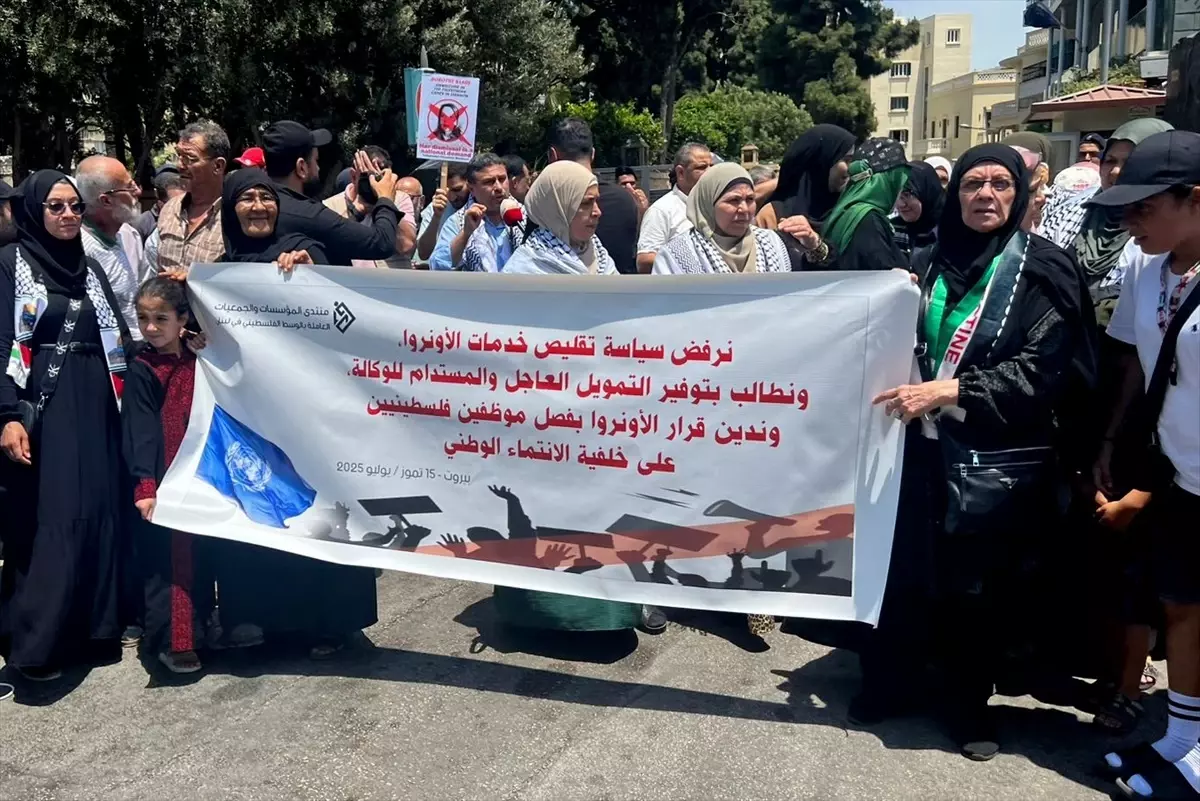 Lübnan'da Filistinli Mültecilerden UNRWA'ya Protesto