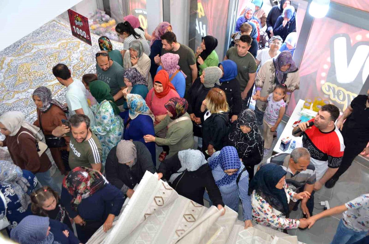 Bilecik'te Halı Mağazası Açılışında İzdiham