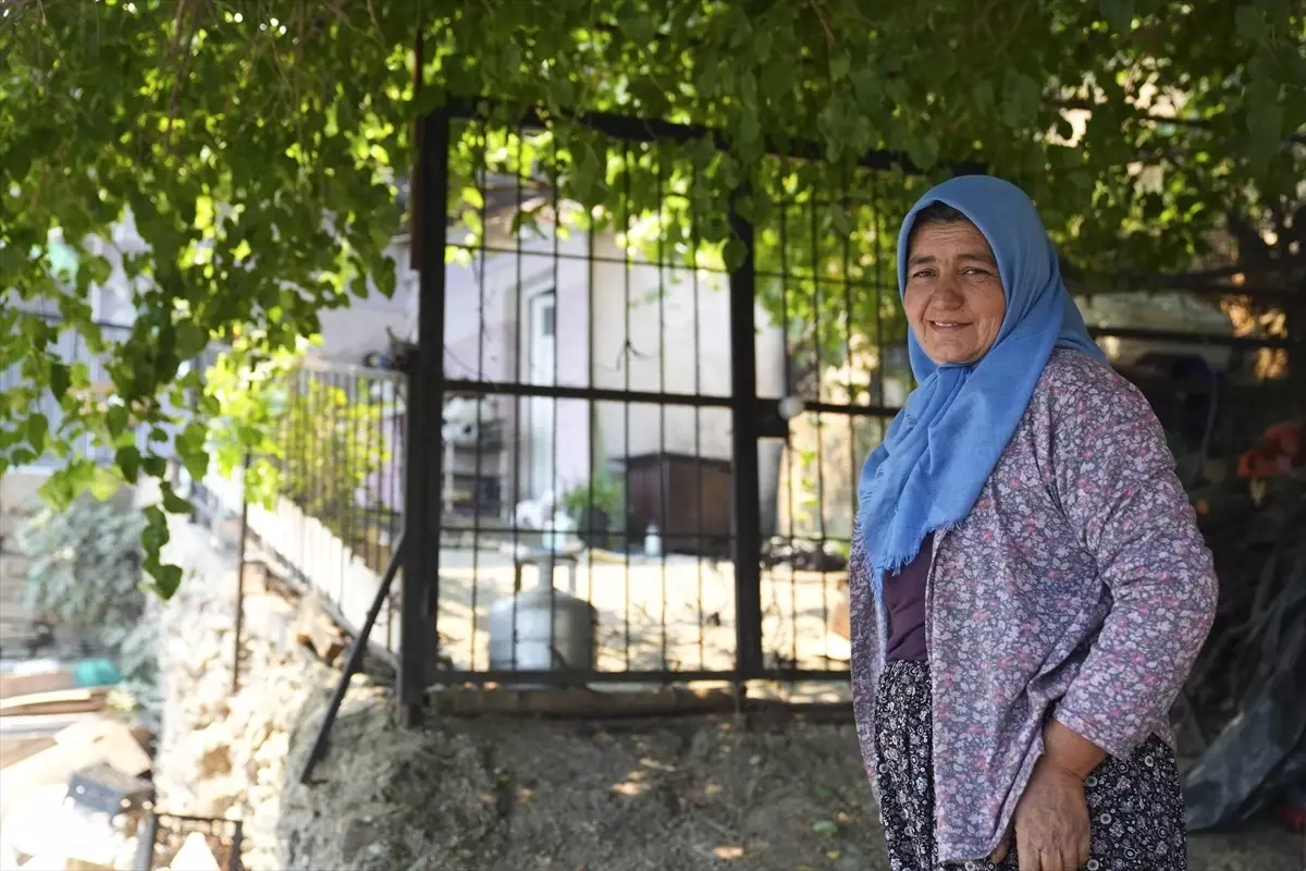 İzmir'de Yangın Müdahalesi: Komşusunun Havuzundan Su Çekerek Alevlere Direndi