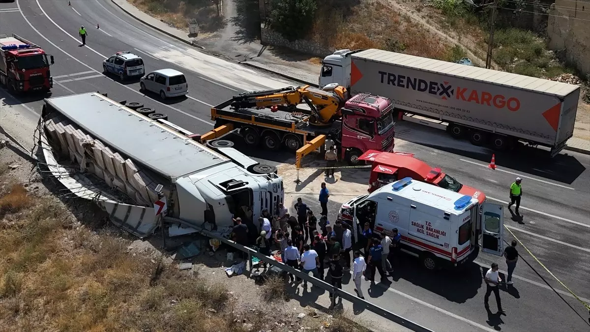 Malatya'da Tır Devrildi, Sürücü Ağır Yaralı