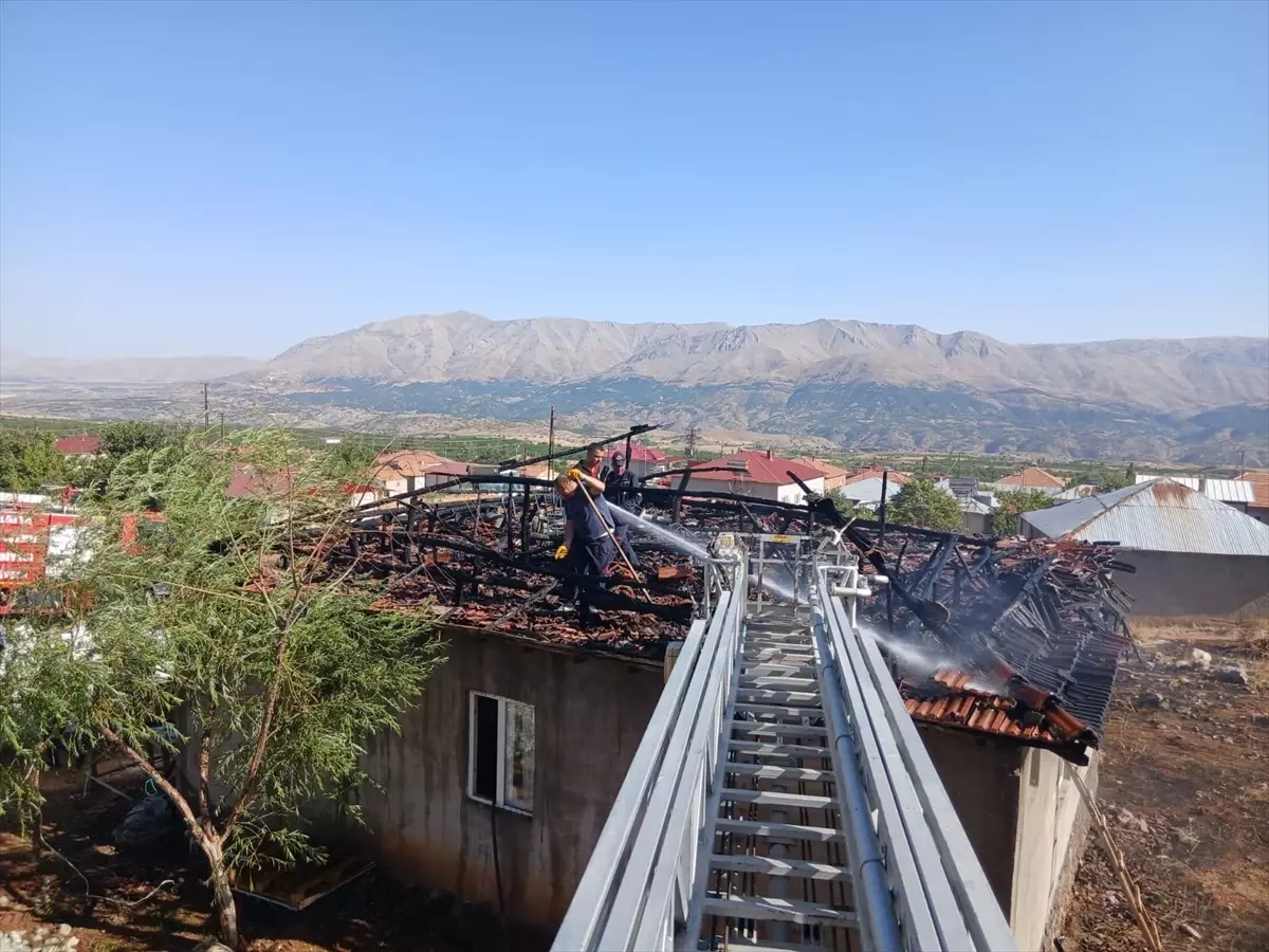 Malatya'da Ev Yangını Söndürüldü