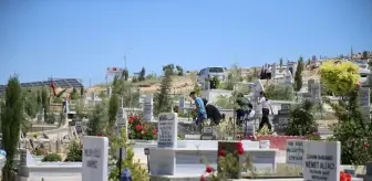 Depremzede Aileler Kurban Bayramı'nda Mezarlıkları Ziyaret Etti