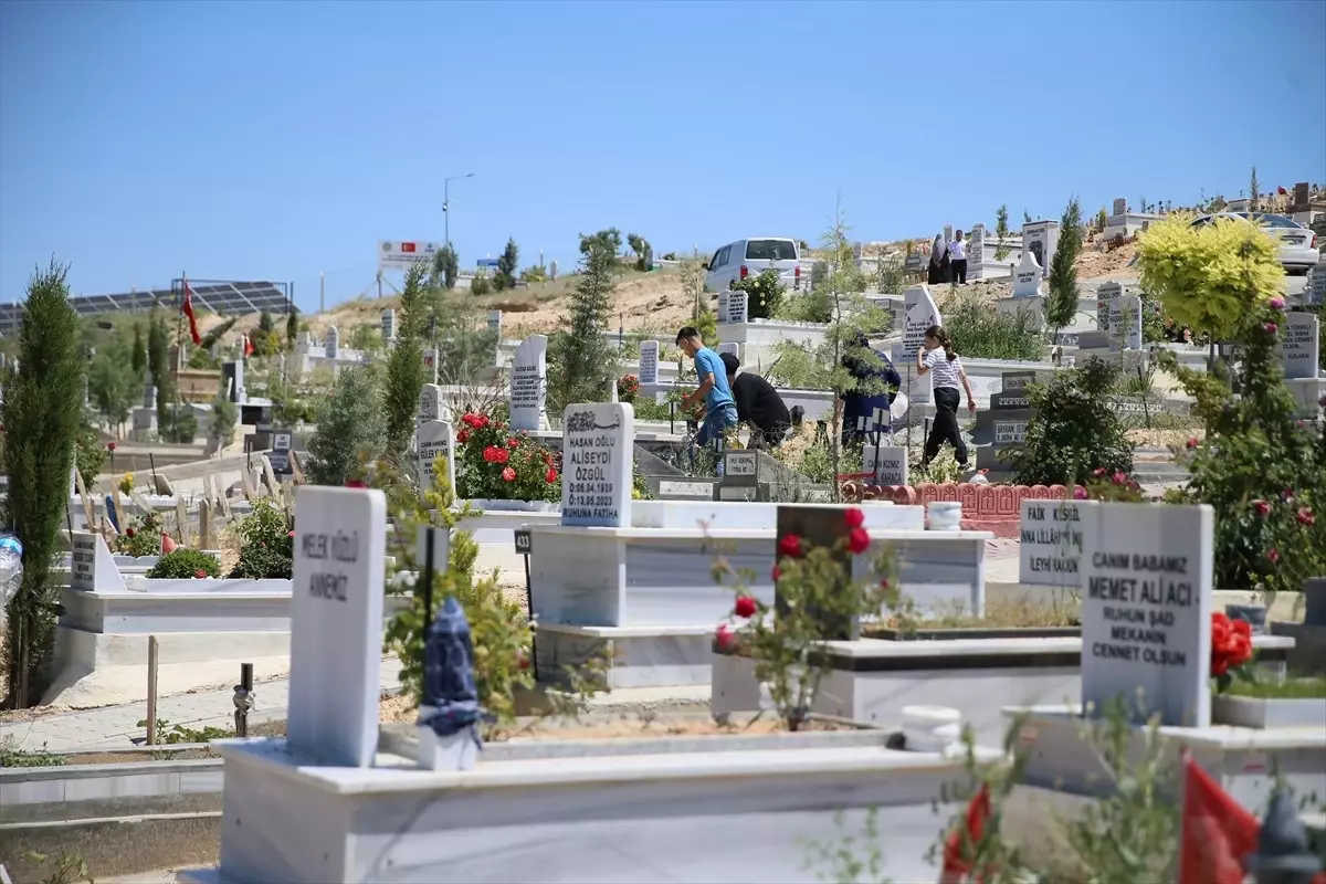 Depremzede Aileler Kurban Bayramı'nda Mezarlıkları Ziyaret Etti