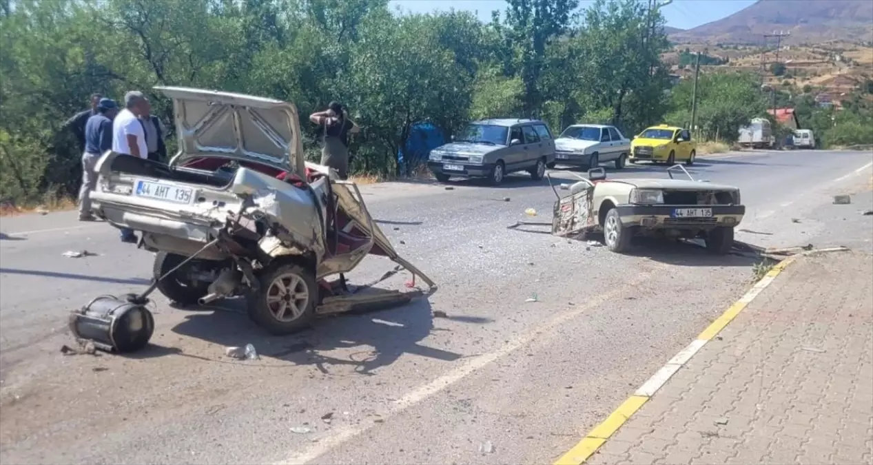 Malatya'da Elektrik Direğine Çarpan Otomobilin Sürücüsü Ağır Yaralandı