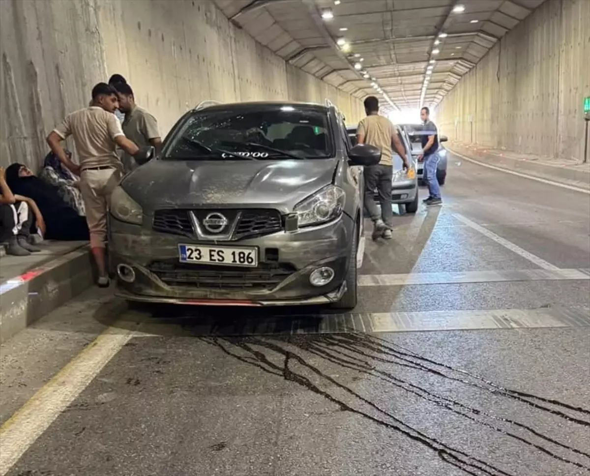 Malatya'da hafriyat kamyonuyla çarpışan otomobildeki 2 kişi yaralandı