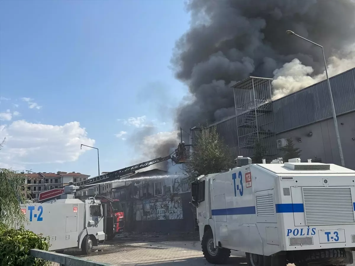 Malatya'da Hırdavat Mağazasında Yangın Çıktı